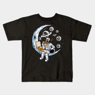 astronaut eating pizza moon Kids T-Shirt